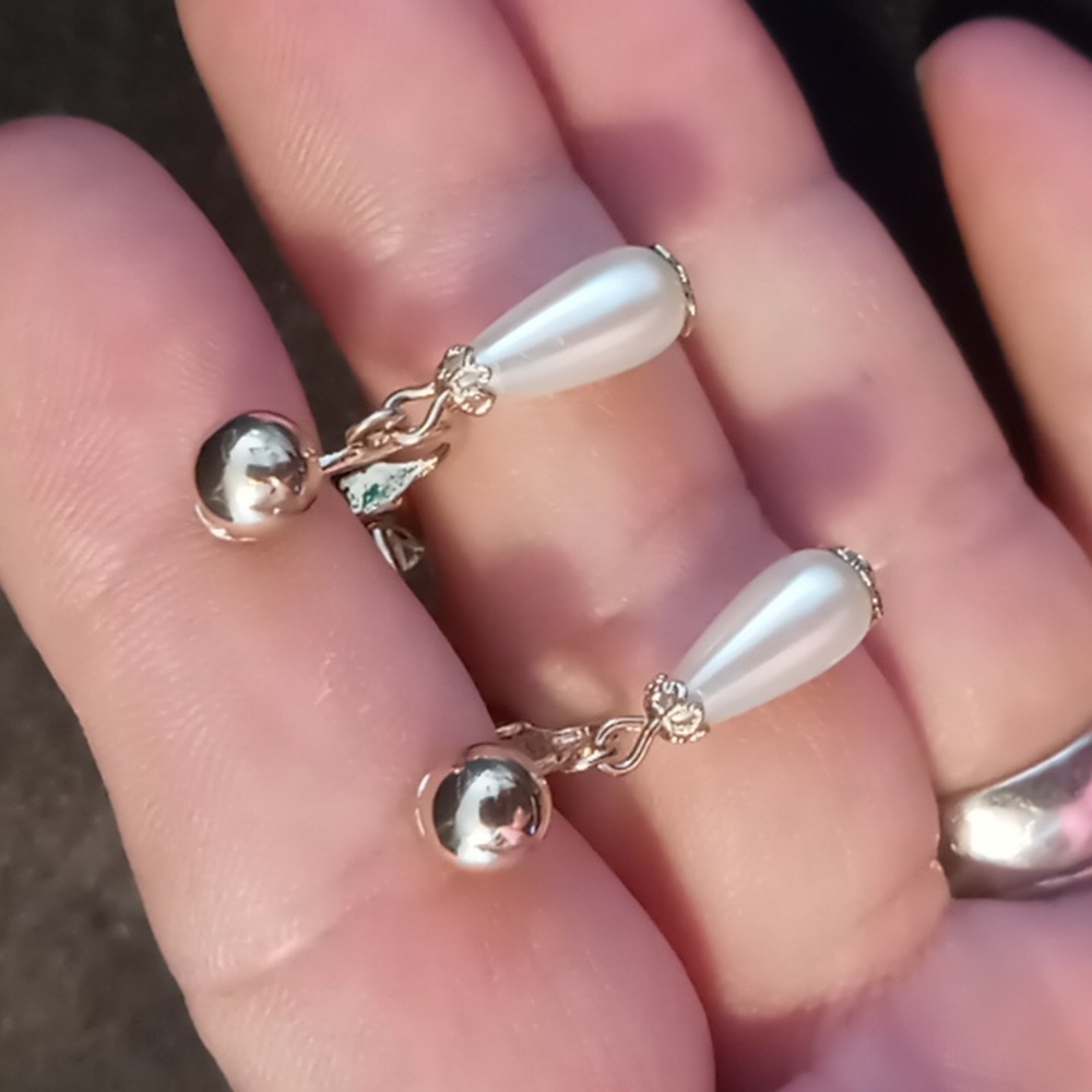 Sarah Coventry vintage drop dangling faux pearl clip on earrings.